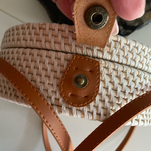 Cute Round Tan Woven Straw Crossover Purse. - Picture 16 of 16